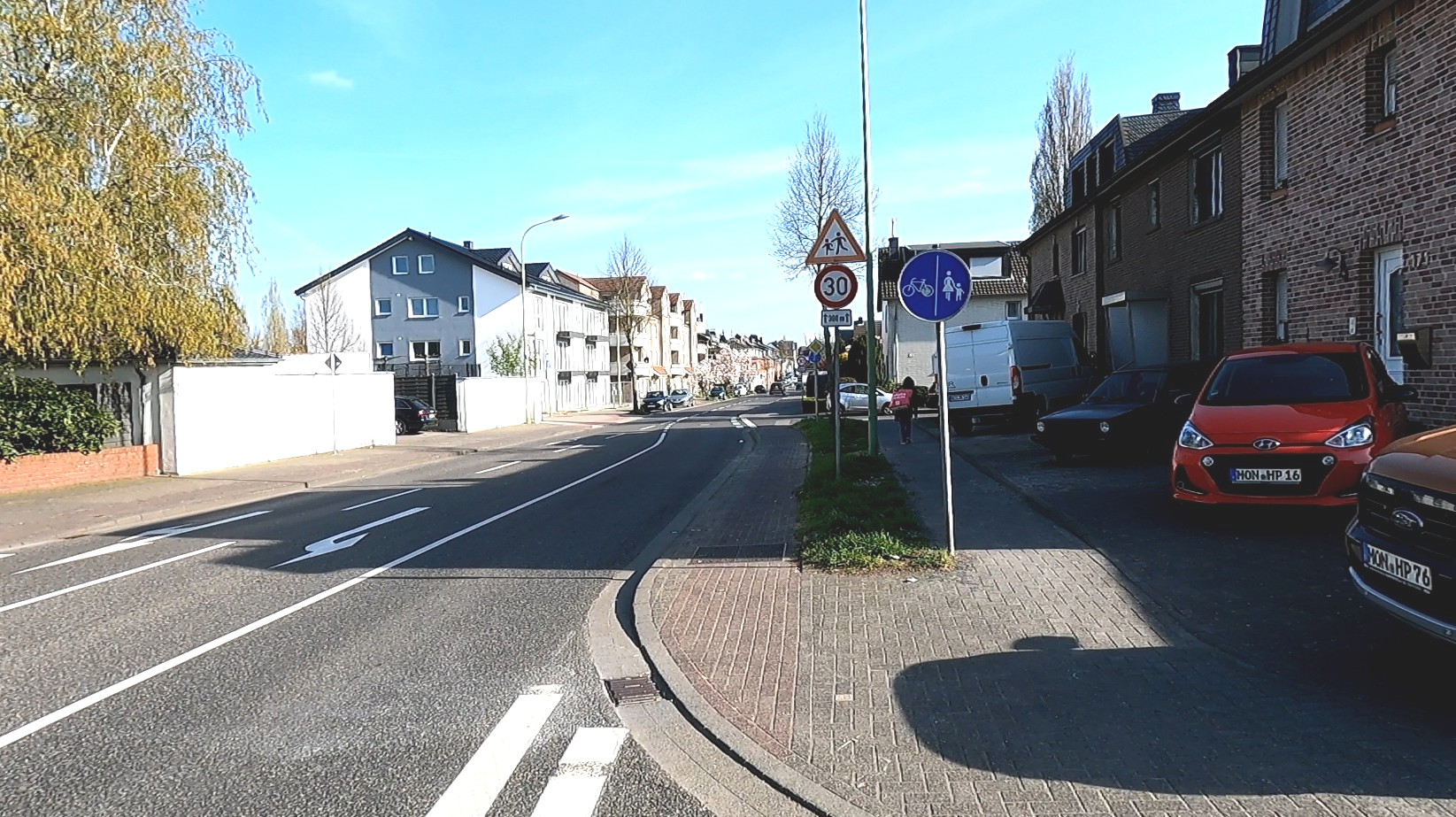 Bild: Auf der Kapellenstraße wird in einem Bereich mit Höchstgeschwindigkeit 30km/h eine Benutzungspflicht angeordnet, was nicht erlaubt ist