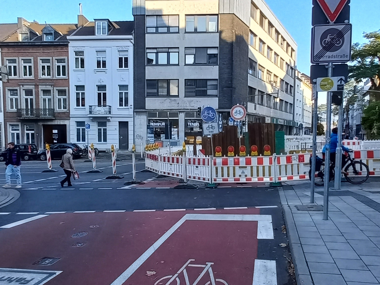 Bild: Widersprüchliche Verkehrsbeschilderung an Baustelle Wilhelmstraße