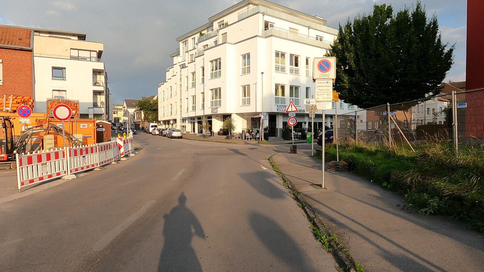 Bild: Kreuzung Lehnstraße mit der Bahnhofstraße: links wird schon gebaut, rechts darf Radverkehr gegen die Fahrtrichtung fahren, ohne dass es erkennbar ist