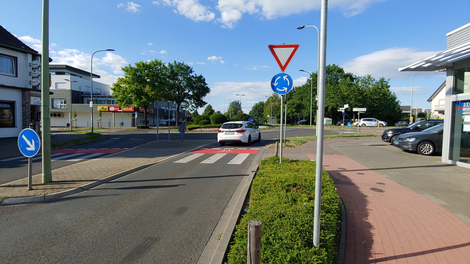Bild: Kreisverkehr auf der Aachener Straße in Baesweiler