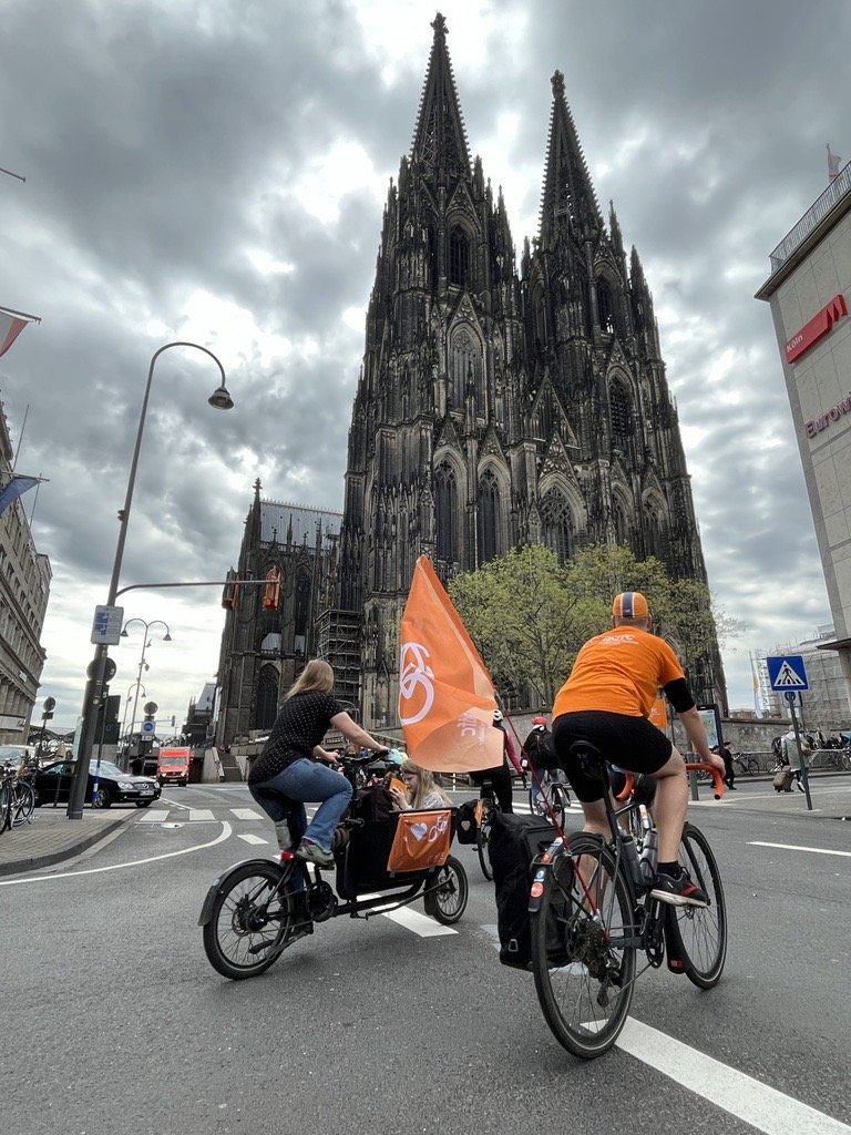Bild: Losfahren in Köln auf der neuen autoarmen Fahrradstraße in der Trankgasse zwischen Dom und Hauptbahnhof