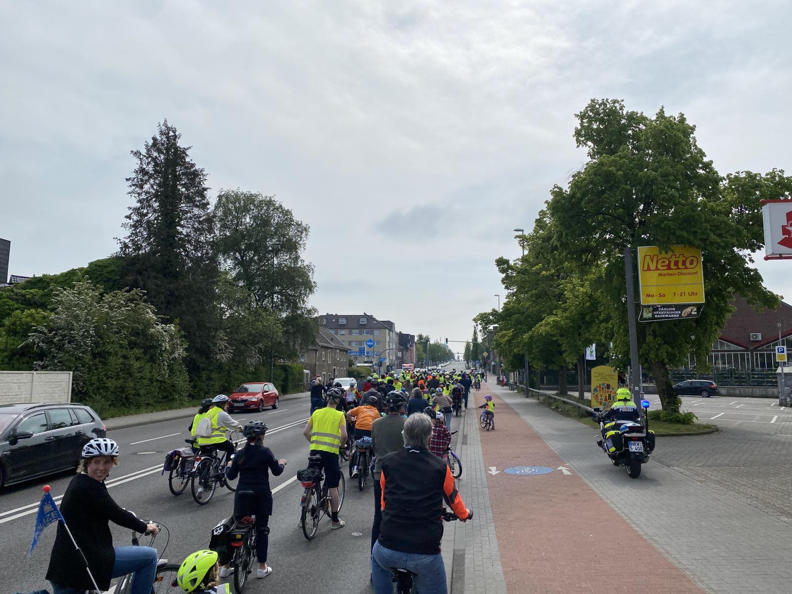 Bild: Der Fahrradkorso auf der Trierer Straße in Brand