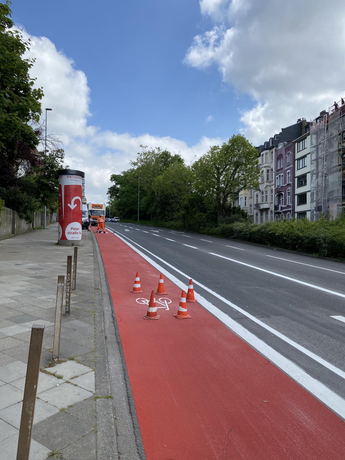 Bild: Blick nach oben und auf die weißen Fahrradpiktogramme an der Krefelder Straße