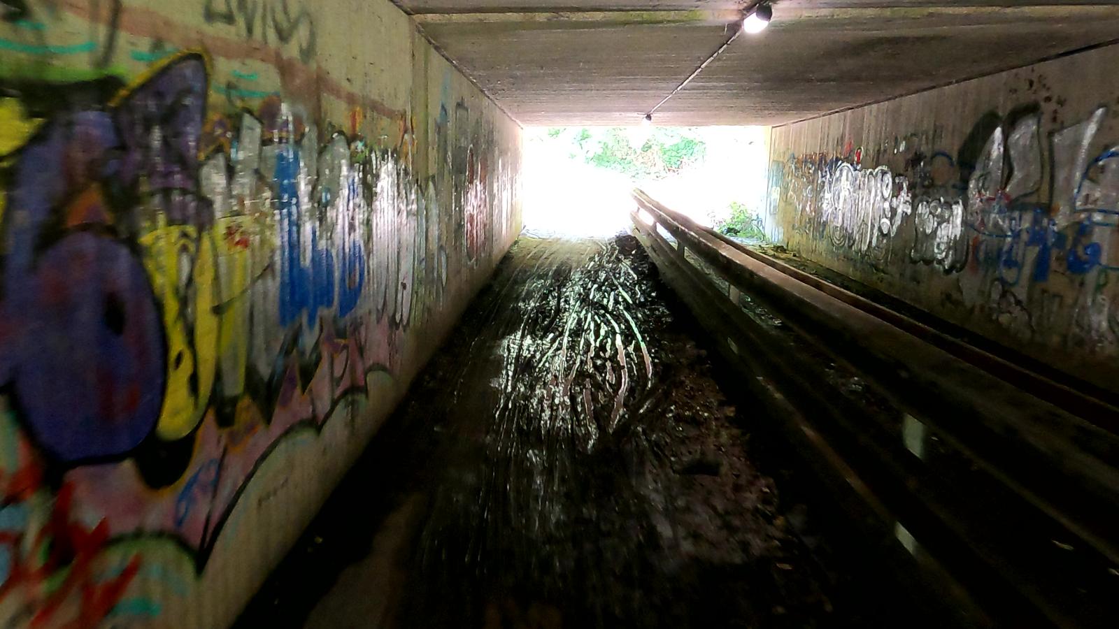 Bild: Matsch im nicht-sanierten Tunnel