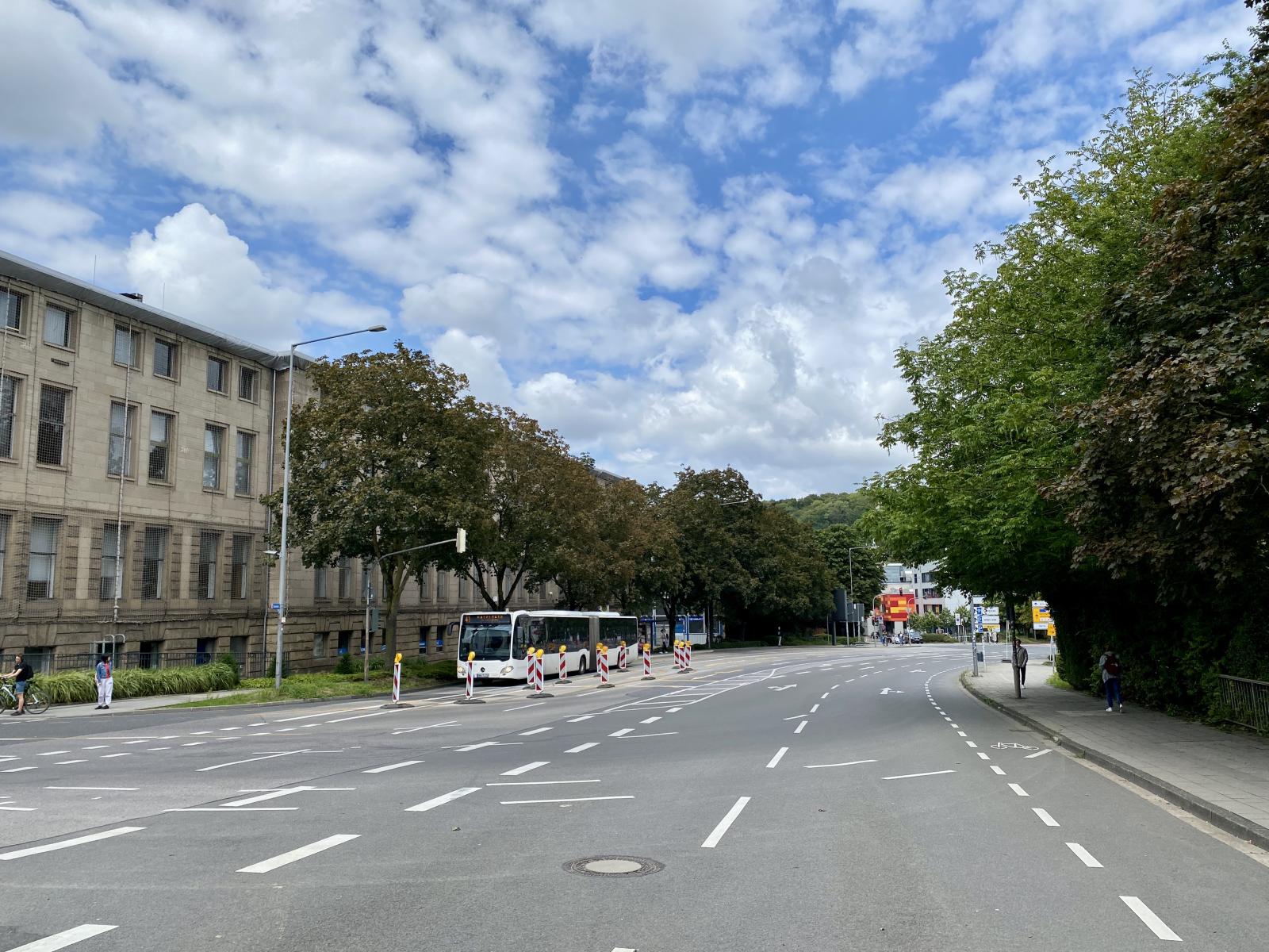 Bild: Der aktuelle Zustand der Turmstraße auf Höhe Claßenstraße. Viel Platz für Autoverkehr und nur sehr wenig für den Radverkehr